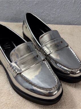 Women’s Silver Shiny Silver Metallic Penny Loafers SZ 8 M, NEW no tags Padded